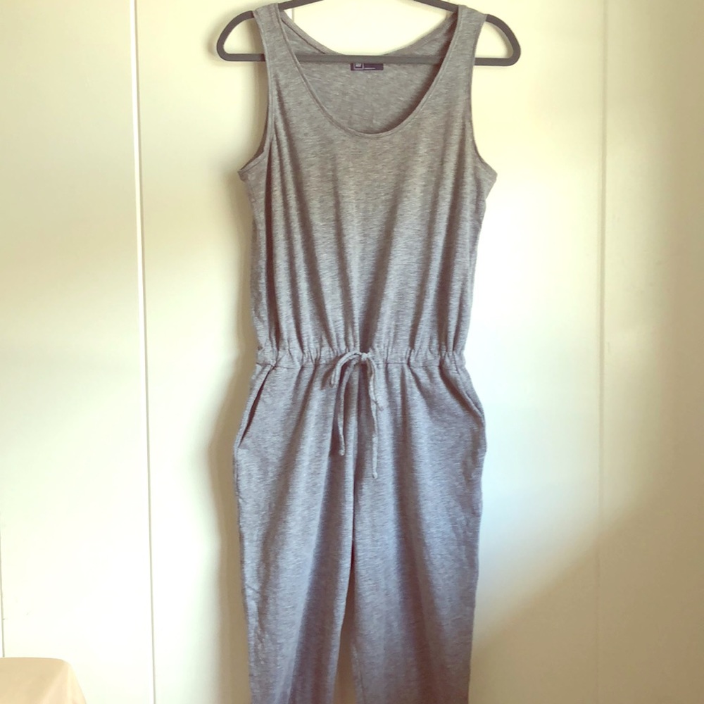 Gap women’s sleeveless jumpsuit / romper